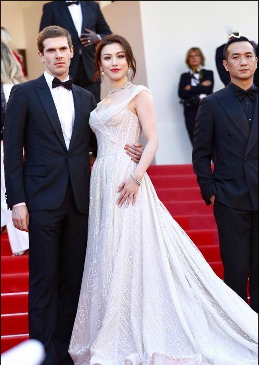 肤白貌美,女神范十足,身材颜值不输吴莎_效果_显得_优点