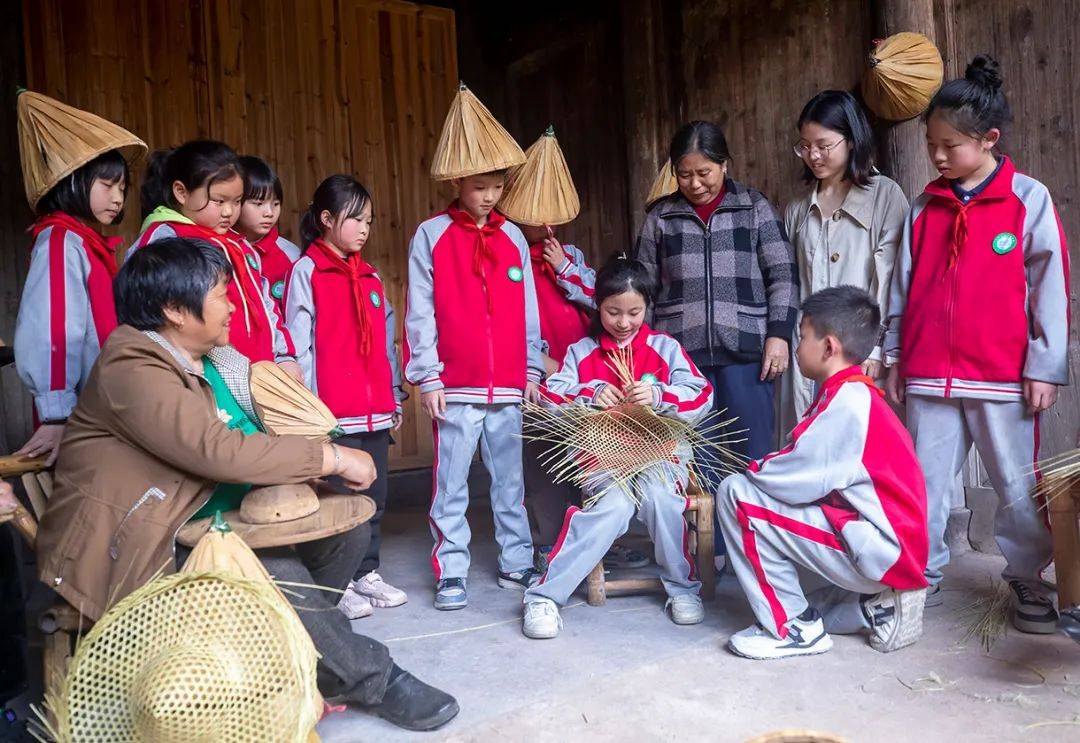 广丰:手工编斗笠 非遗代代传_桐畈镇_上饶市_文化