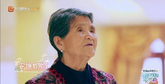 安迪奶奶虽有钱但不忘本,比起黄圣依的买买买节俭到令人心疼!