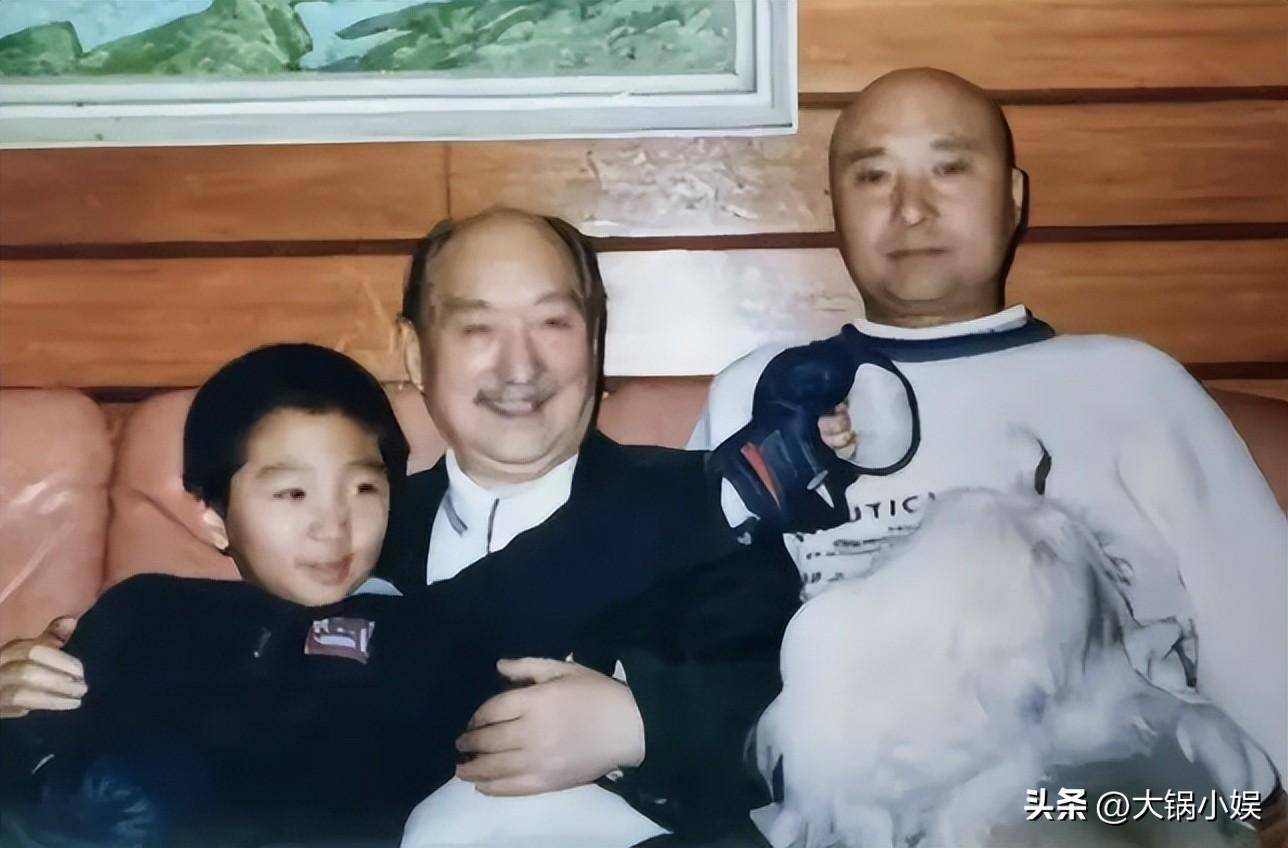 陈佩斯父子西安演出,结束工作下馆子吃面,手捧大腕引发观众回忆