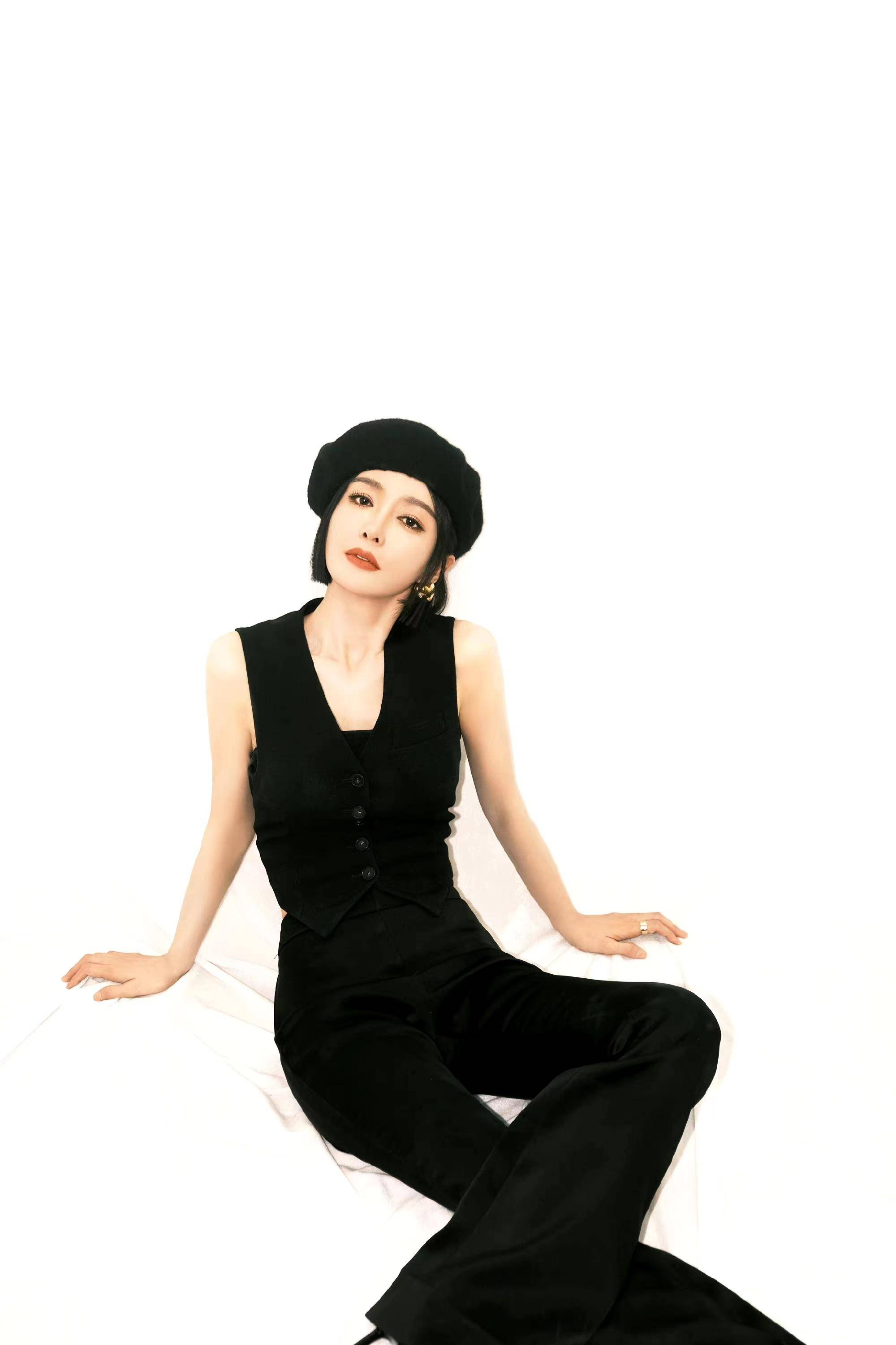 秦岚有着165厘米身高,在女生中属于中等偏高的个头了,身材比例也十分