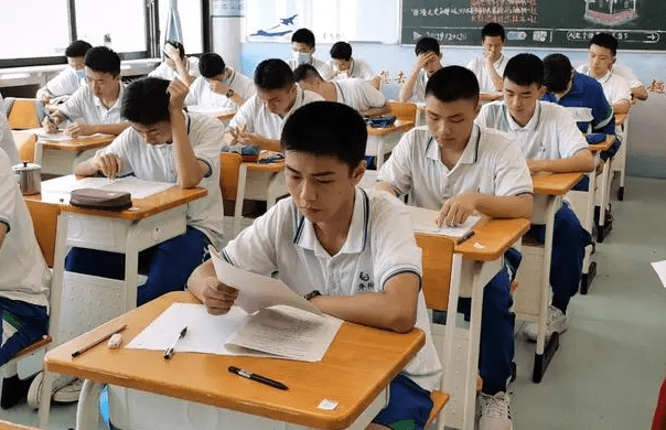 13岁学生被老师发现是公司老板，手下还有五六名员工？校方回应（老师怀疑学生偷2000块钱民法典）