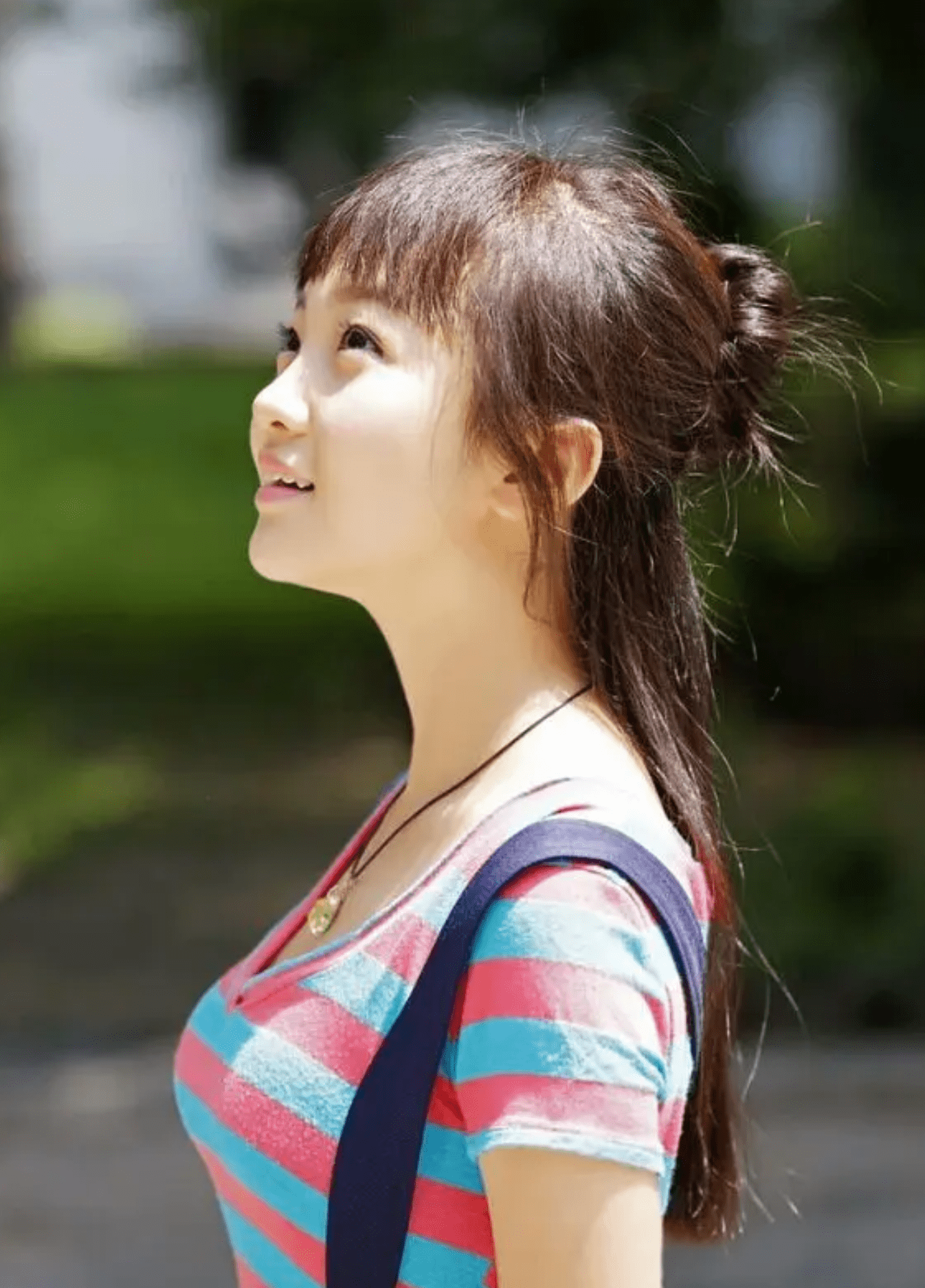 慢慢地,林妙可也长大了,也没有以前的可爱,很多电视剧也不适合出演了