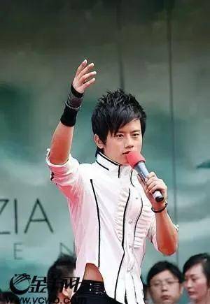 心怀梦想的他2007年又参加了湖南卫视大火的选秀节目《快乐男声》