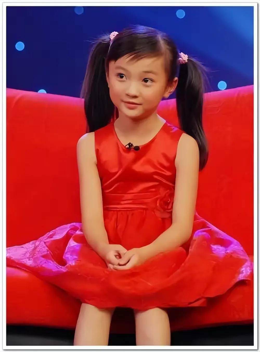 160的张子枫,同框164的章子怡,瞬间被碾压,谁谎报身高?