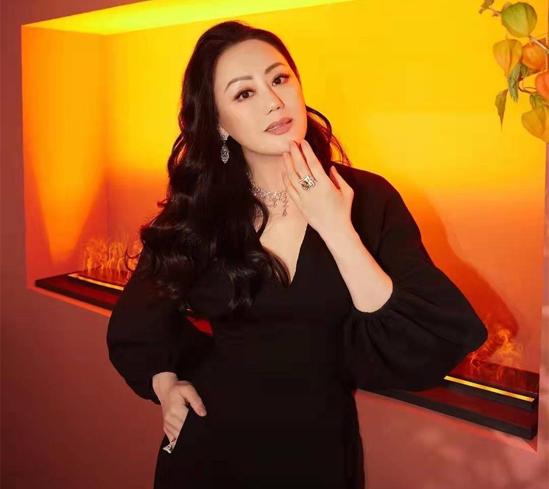 为后妈庆祝母亲节,与生母章小蕙已20年没同框_钟嘉晴_妈妈_范姜