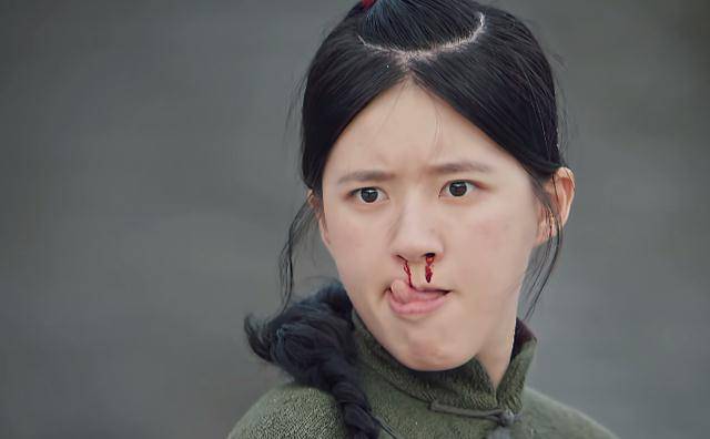 赵露思在《胡同》中的表现,一直都没有变化,依旧是以怒目而视的姿态来