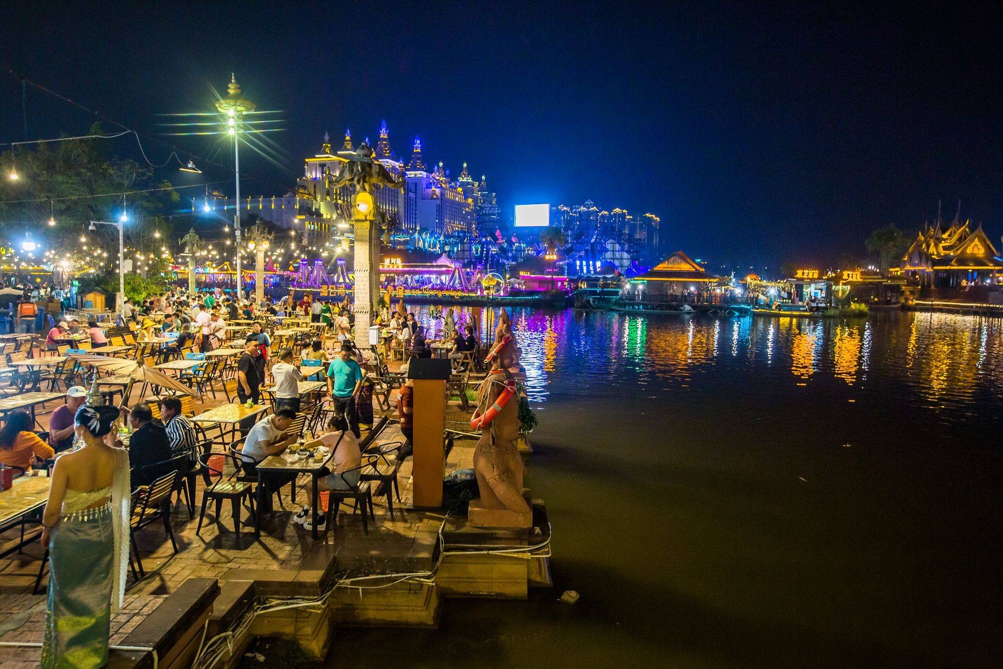 西双版纳星光夜市,吃喝玩乐全都有,畅游东南亚最大的网红夜市_大金塔