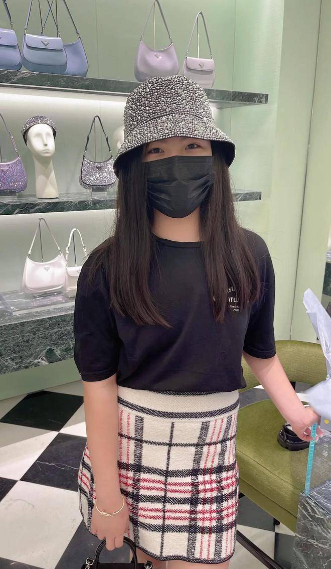 王诗龄森碟私服差太多,一个极其奢华太成熟,一个简约大方超青春_感觉