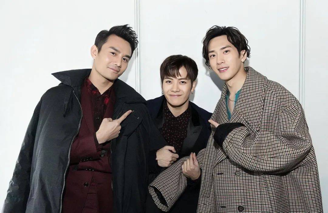 王嘉尔在谋档综艺节目上和萧敬腾比身高,直言自己有一米七四点八,精确