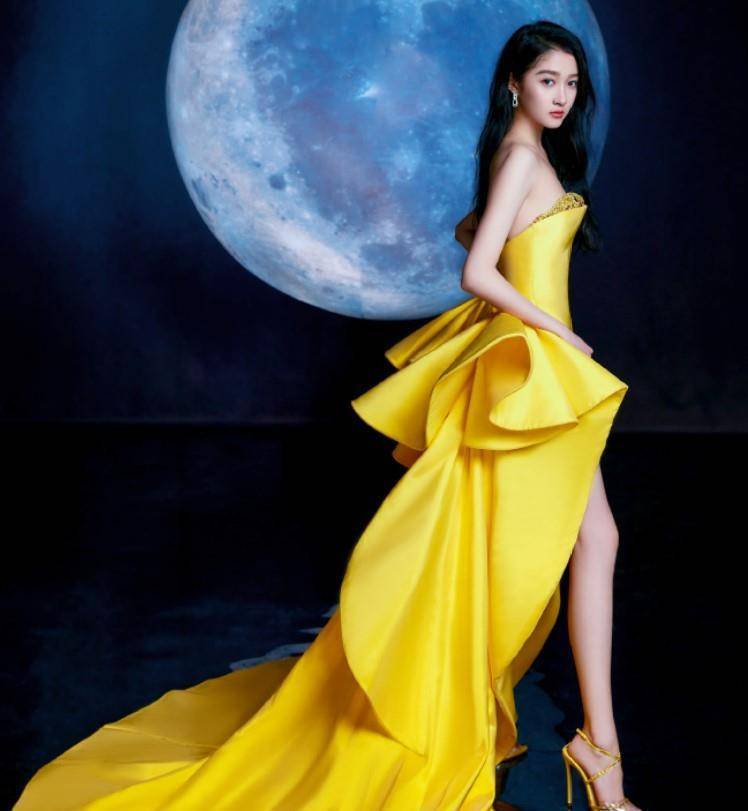 有一种"晚礼服"叫关晓彤,仔细观察站姿之后,希望以后长点心_身材_女