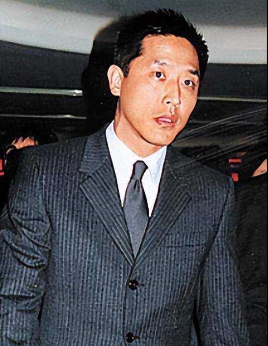母爱匮乏,感情不被大众接受,顶流男艺人跳楼身亡_张国荣_谭咏麟_母亲