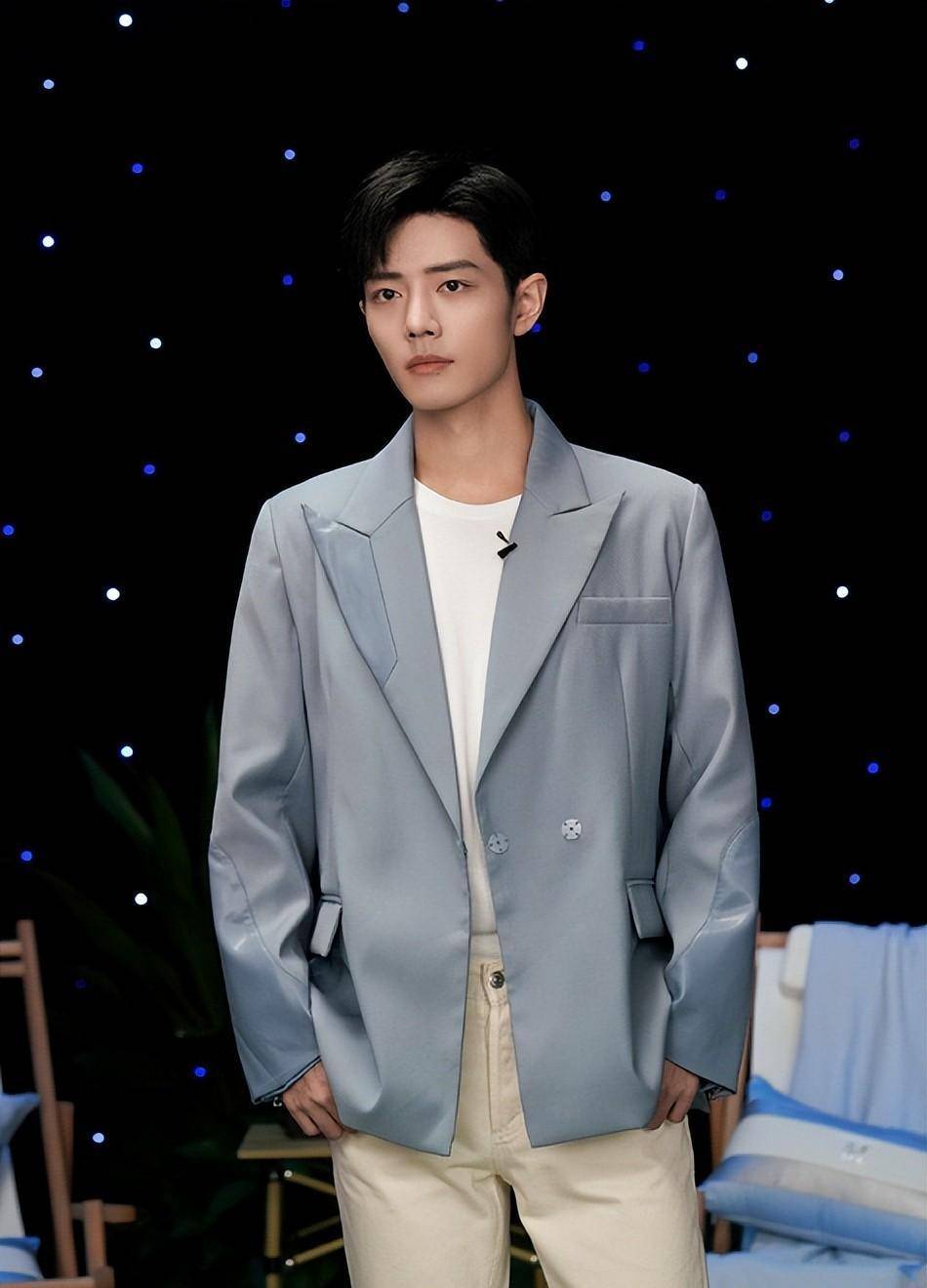 此次,和肖战互动出镜的主持人依然是业务能力很强的杨杨,在长达25分钟