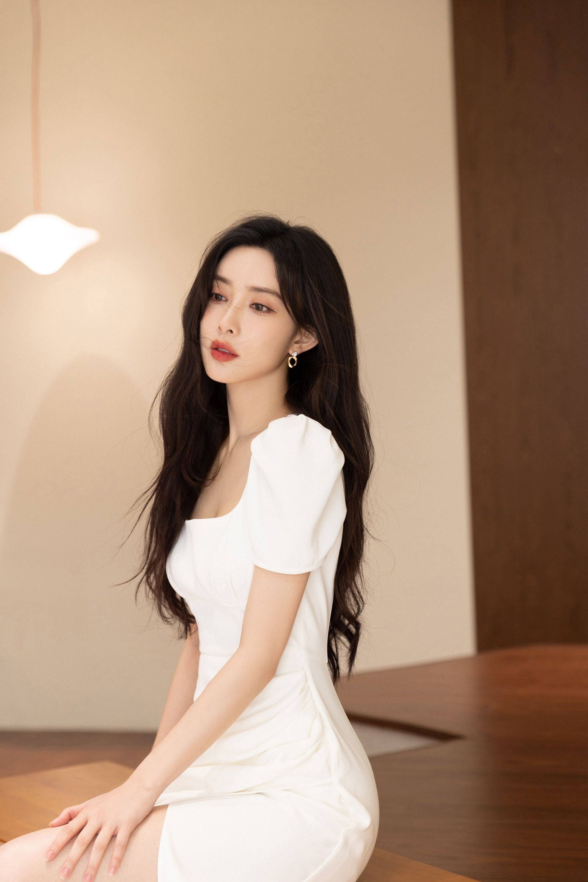 孟子义一袭白色连衣裙搭配金色耳饰优雅写真_凹凸_身材_皮肤