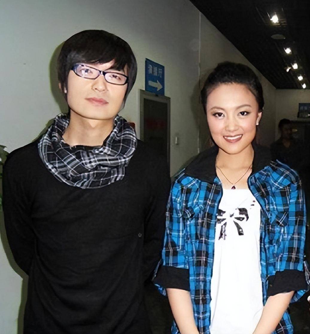 离婚5年后,看玖月奇迹王小玮与王小海的境遇,夫妻差距一目了然_音乐