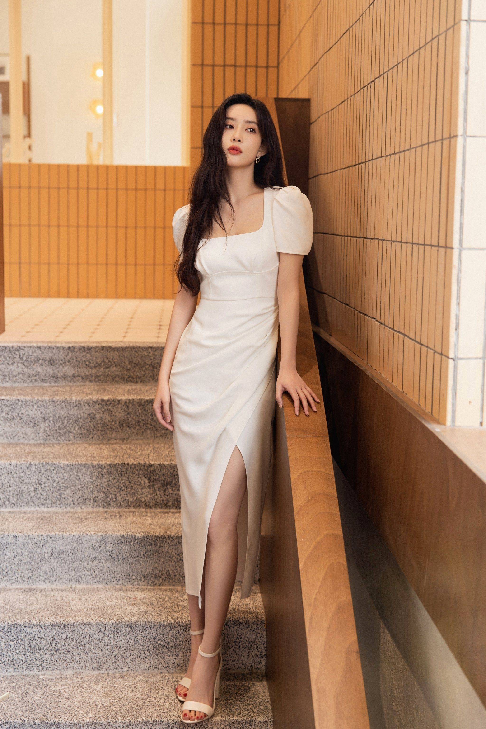 孟子义一袭白色连衣裙搭配金色耳饰优雅写真_凹凸_身材_皮肤