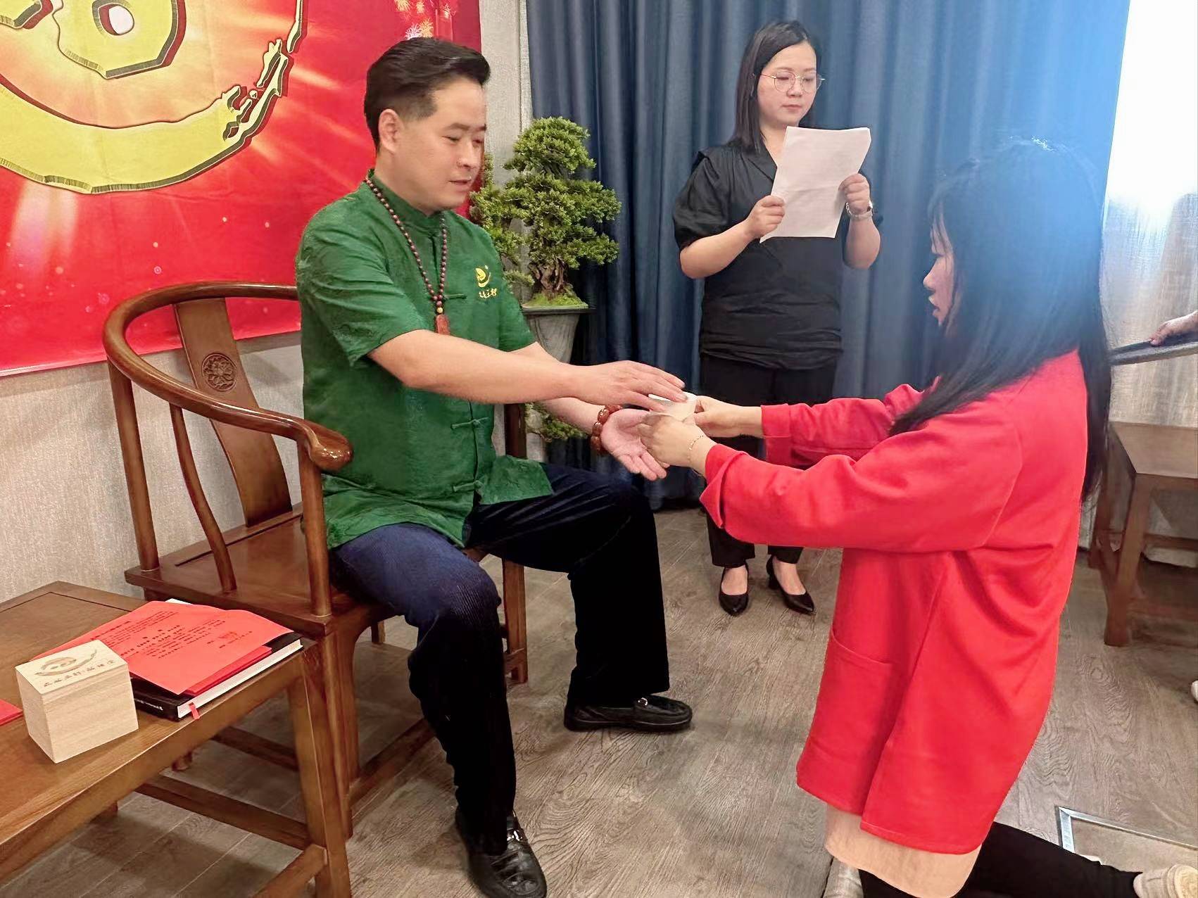 请师父极谦宣布《师训,门规》,以及教诲,赠语和加勉由极谦宣读:请师父