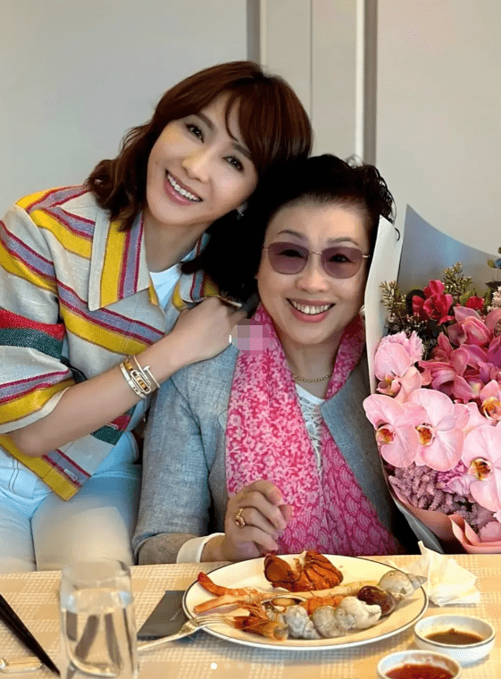 明星集体晒照,卢靖姗晒与已故母亲合影,王艳儿子为妈妈准备鲜花_礼物