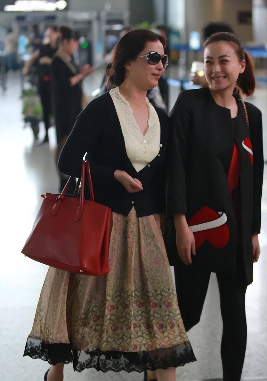 刘亦菲母亲真会打扮,穿奶奶衫优雅又贵气,比刘亦菲更有明星范