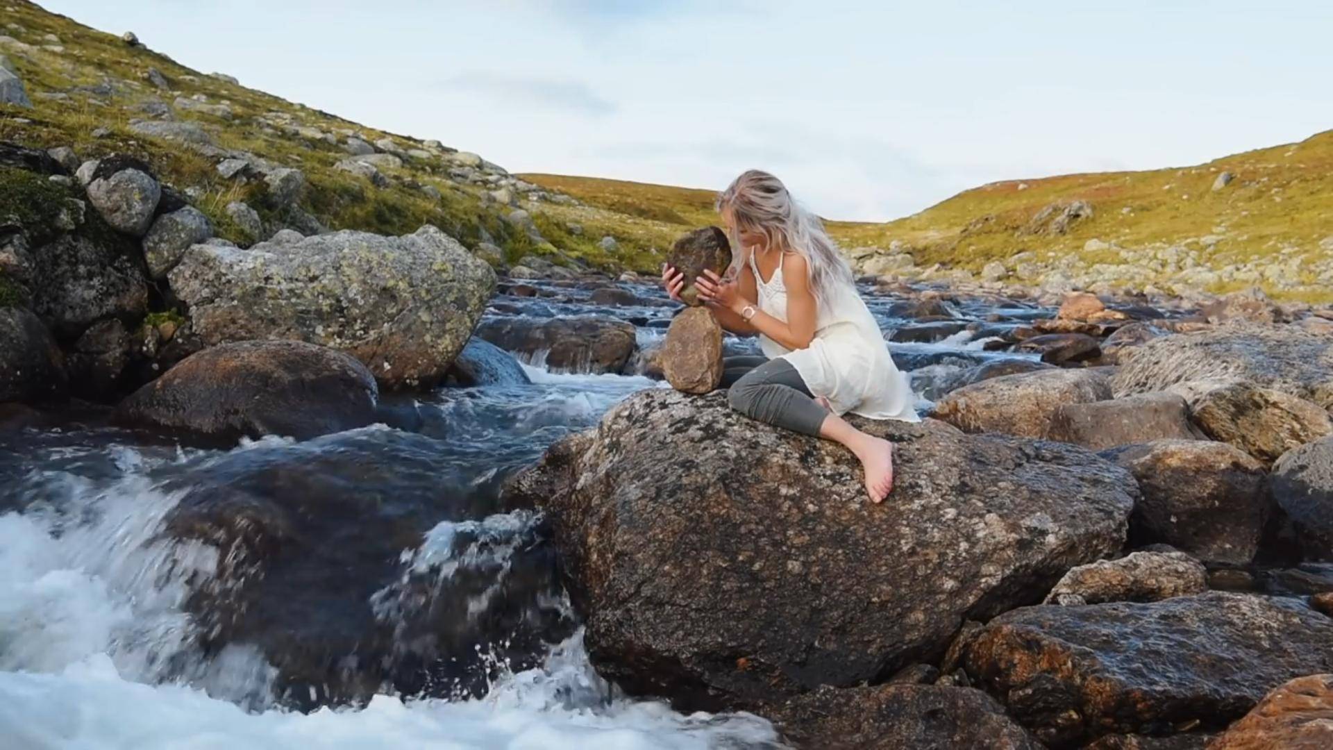 不用胶水,找一个点就可以让石头立起来,瑞典美女神奇的平衡艺术_认知