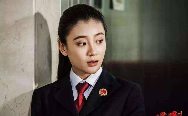 2016年《人民的名义》播出,唐菀凭借林华华一角火了,前途一片光明