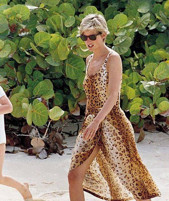 戴安娜王妃离婚后火力全开,最爱深v挂脖裙展性感大杀四方_元素_风格