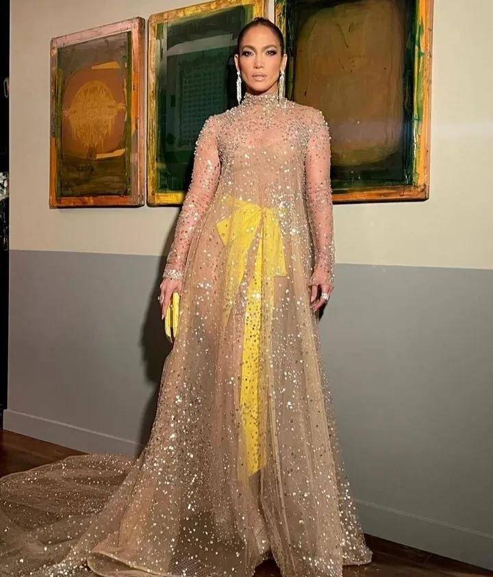 穿着裸色透明礼服亮相首映式红毯,看起来性感十足_黑色_leni_明星