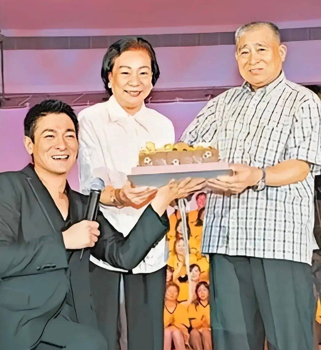 刘德华携父母罕见亮相!父亲88岁依旧精神矍铄,母亲穿着朴素低调