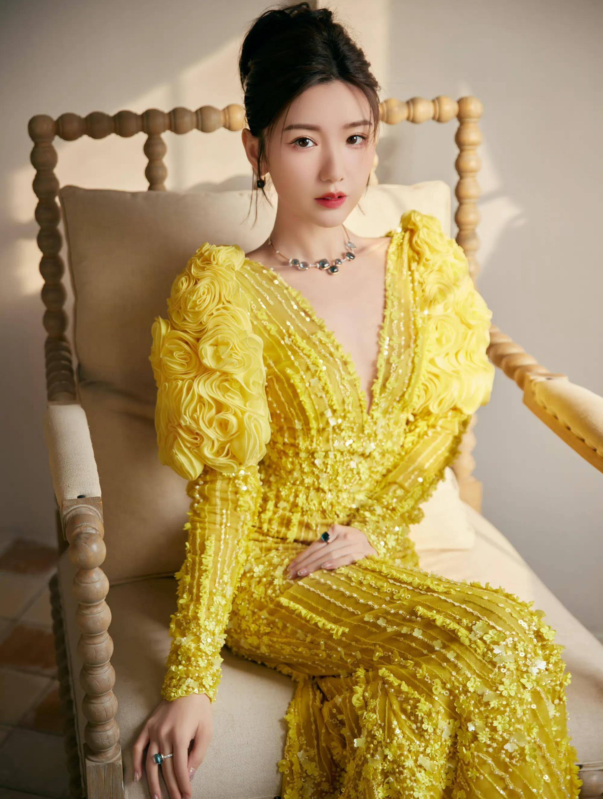 有一种"尴尬"叫毛晓彤玩性感,明明身材普通,却非要露点什么_衣服_胸部