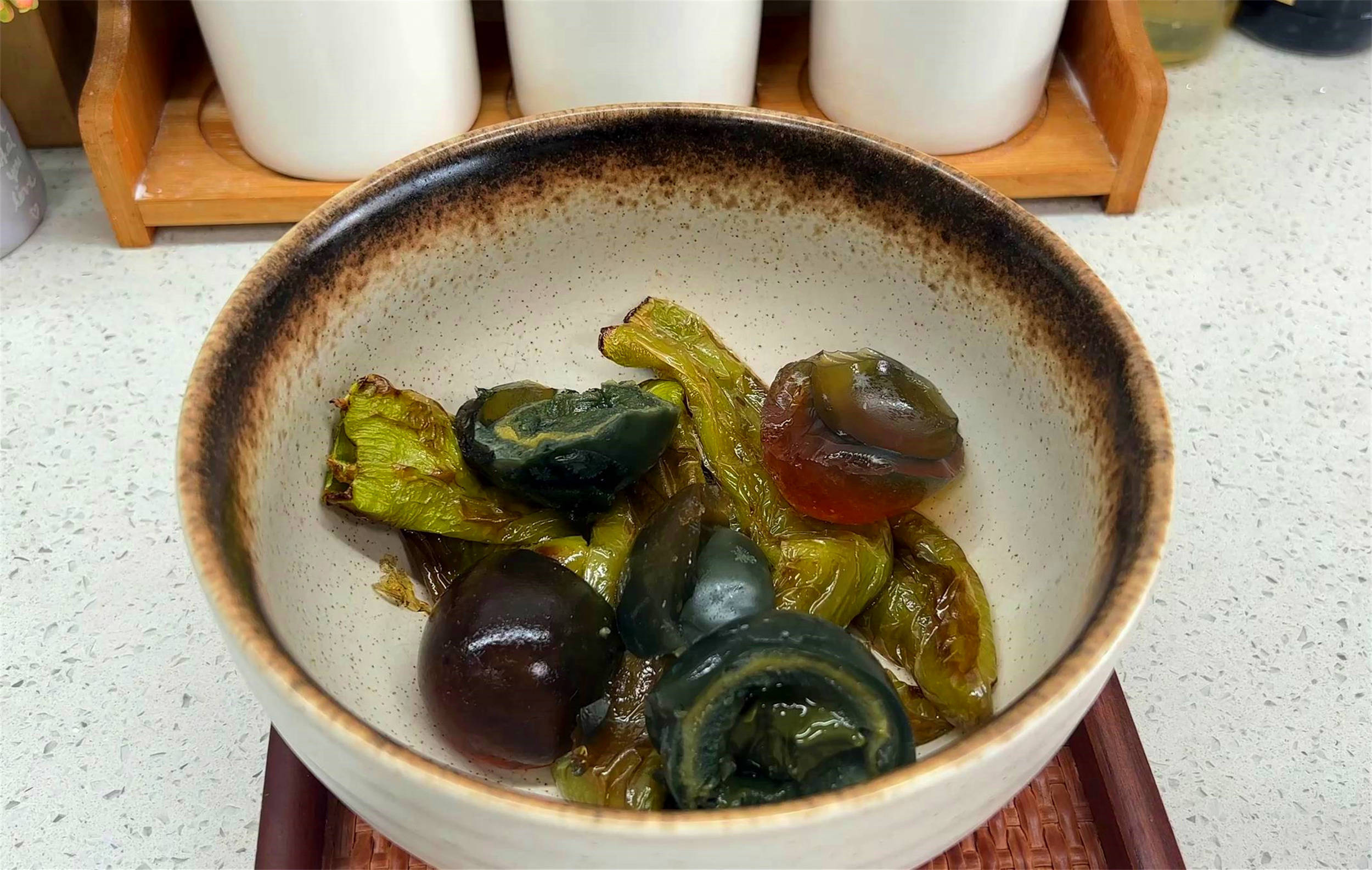 夏天没胃口,湘菜"擂辣椒皮蛋"正合适!