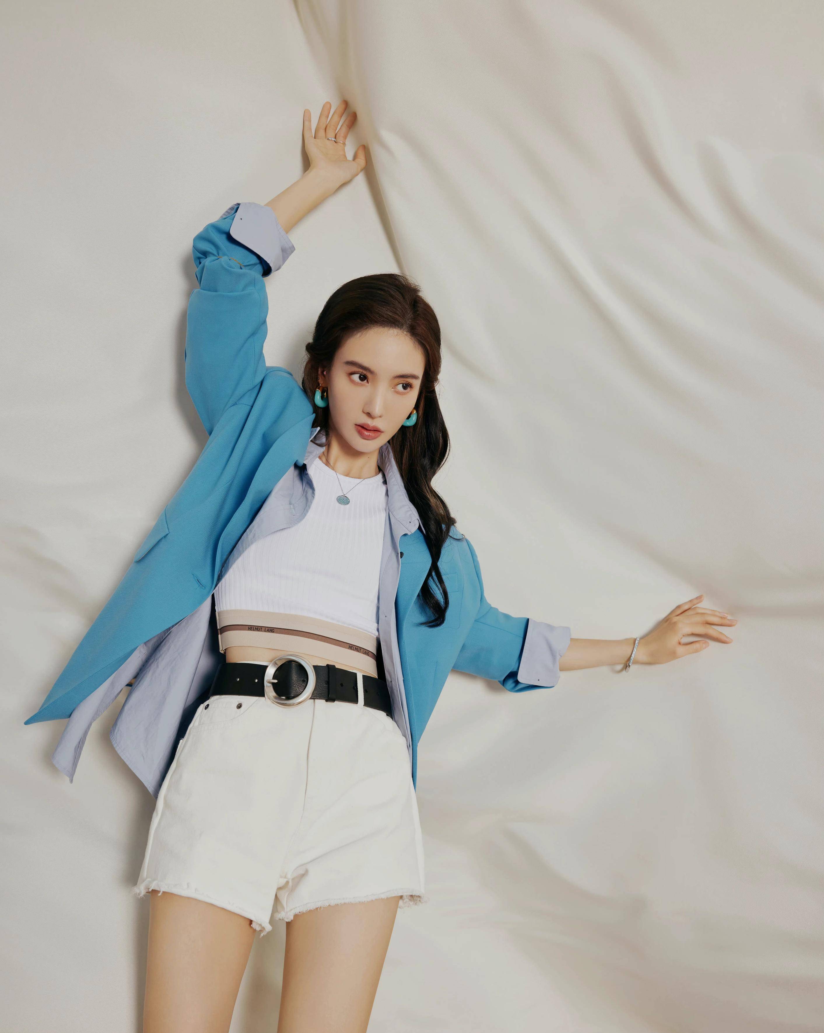 金晨不愧是舞蹈出身,两件单品叠穿好洋气,性感火辣的身材很撩人_造型