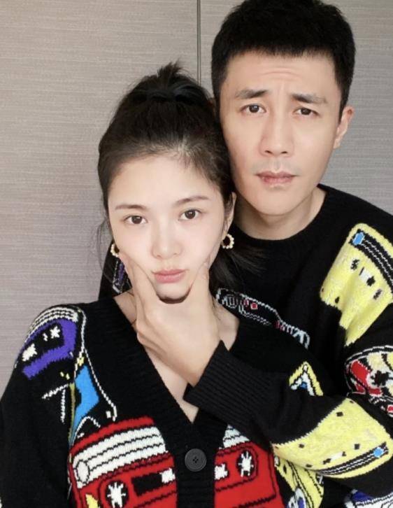 王灿杜淳穿情侣毛衣秀恩爱,举止亲昵甜蜜似火,抬头纹意外抢镜!