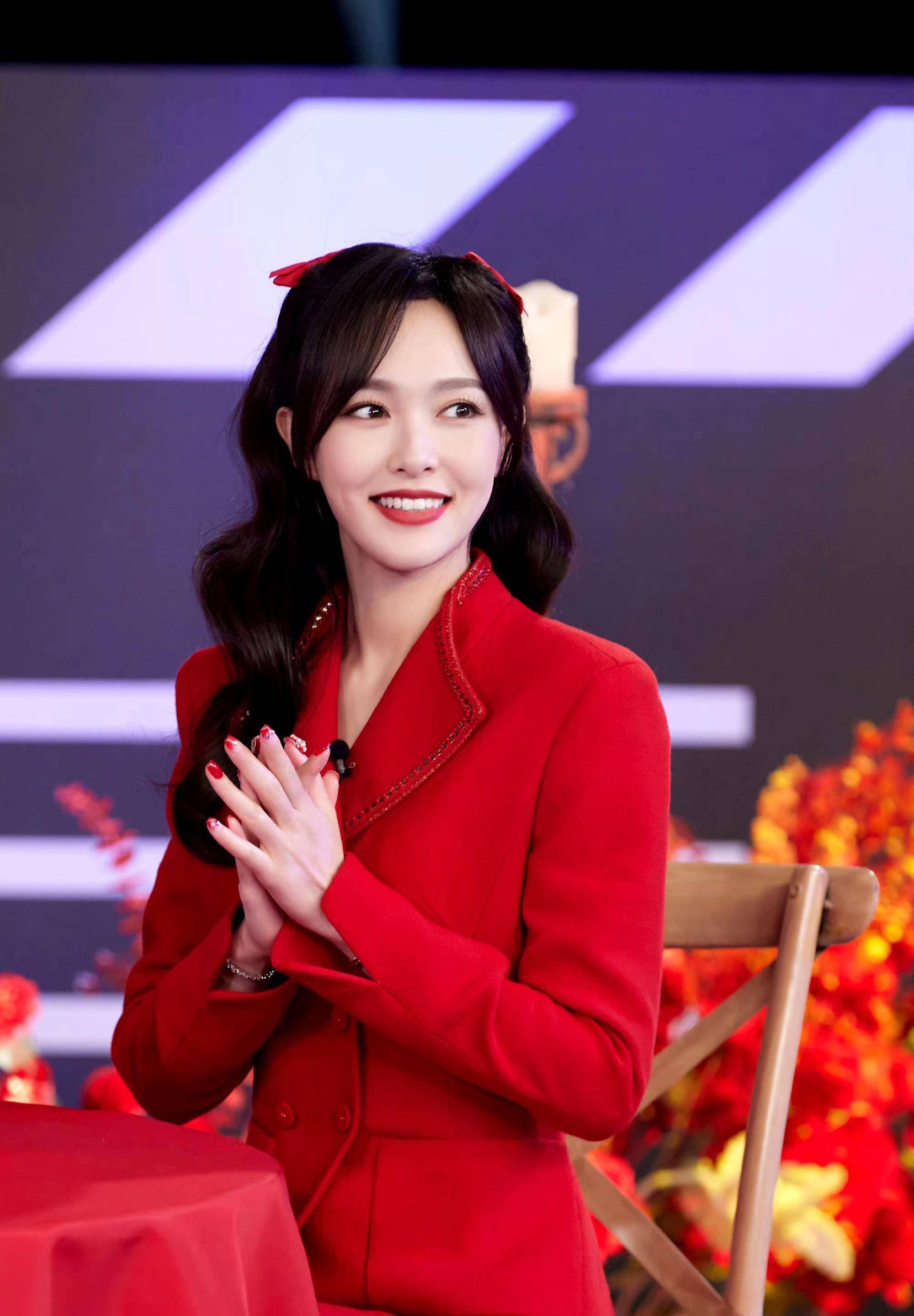 而在西装的选择上,唐嫣还特意选择了改良版设计,将大翻领与高腰剪裁相