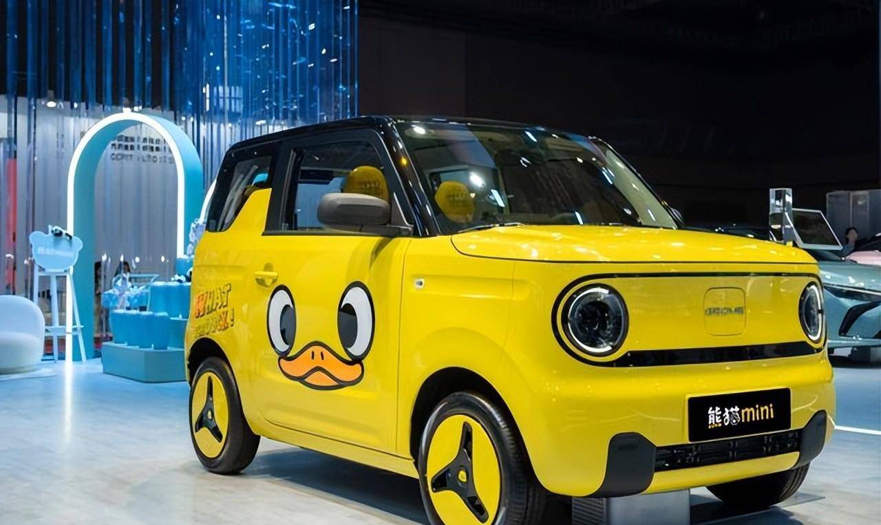 轻盈便携却续航强劲,熊猫mini电动车成为城市里的"机智熊猫"_配备了
