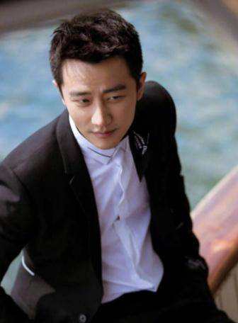 可是,黄轩知道纸是包不住火的,他为了可以瞒得久一点,他开始模仿父亲