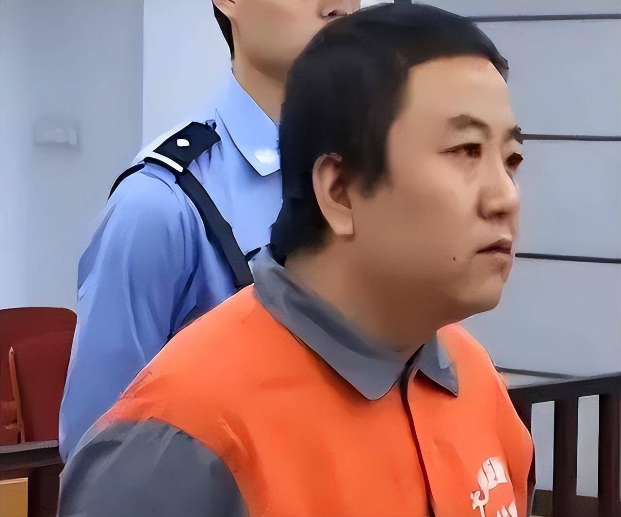 他靠搭档冯巩舞台一路爆红,不久被判不听话12年,至今仍在服刑_杨松