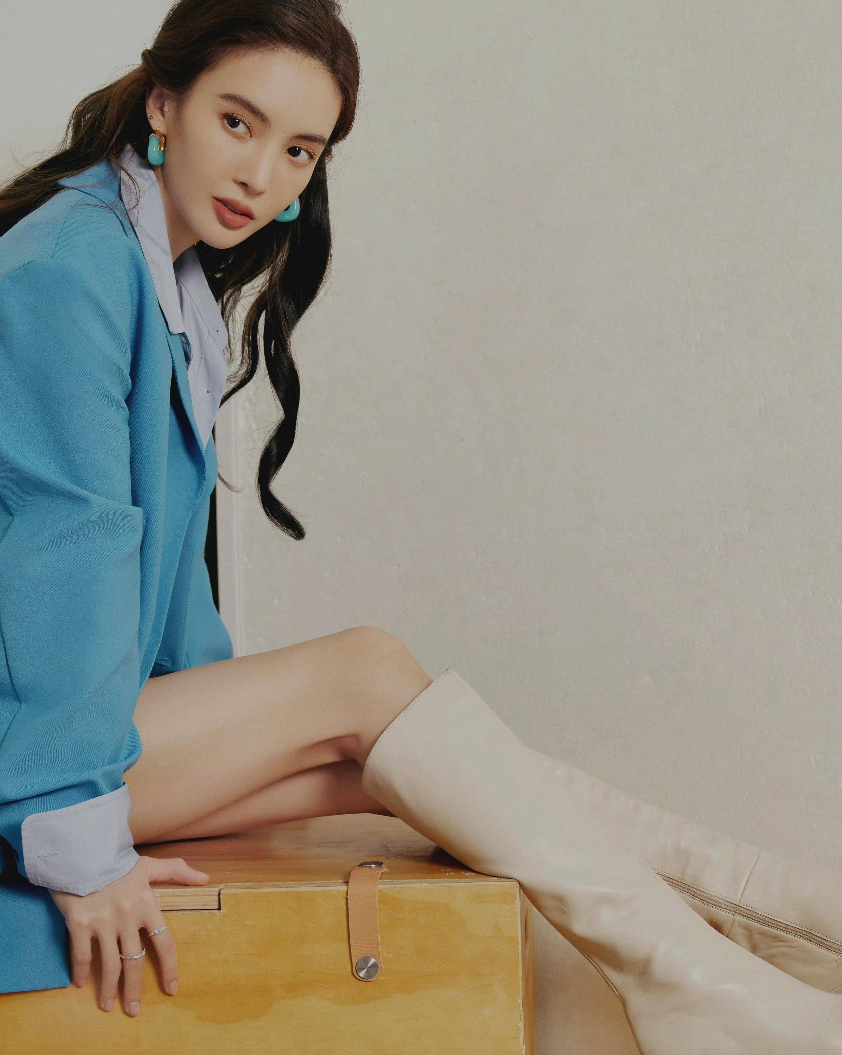 金晨不愧是舞蹈出身,两件单品叠穿好洋气,性感火辣的身材很撩人