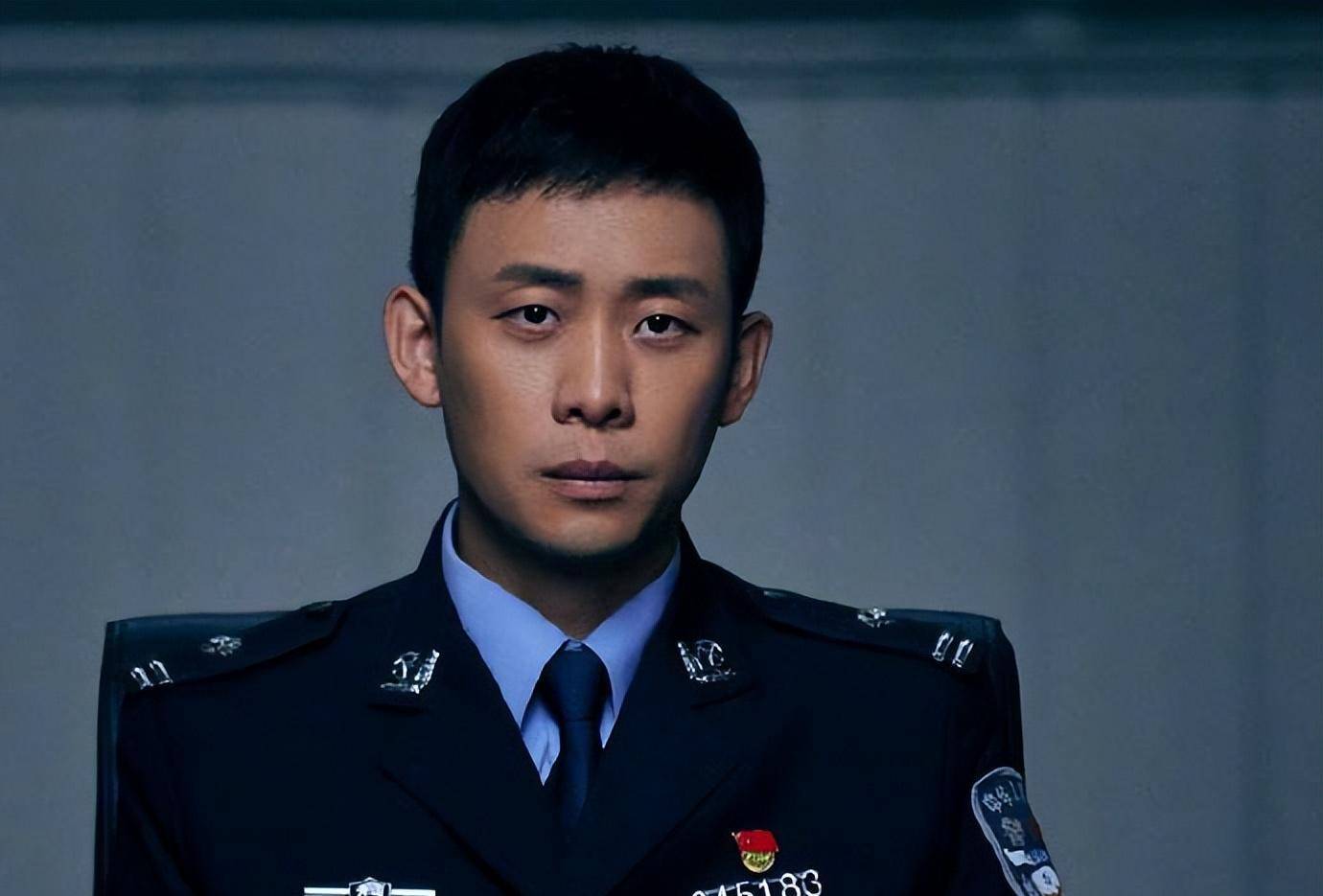 当年,在拍《乔家大院》时,导演胡玫看到27岁的张译,语重心长地对他说