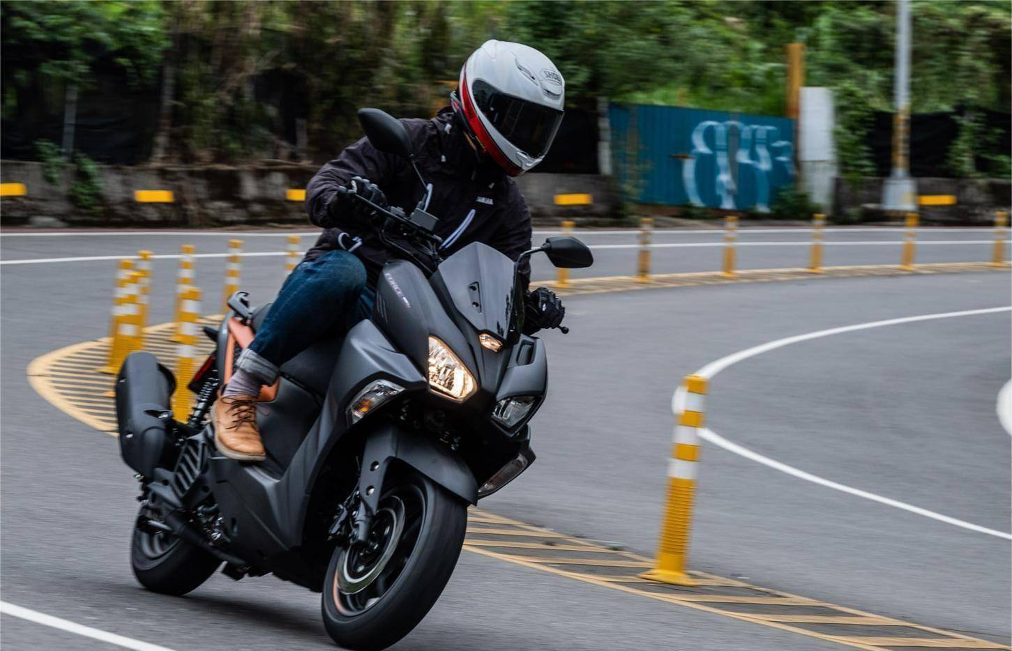 0是一款低趴流线外型,侵略感强烈的踏板摩托车,经过多项技术改进,其