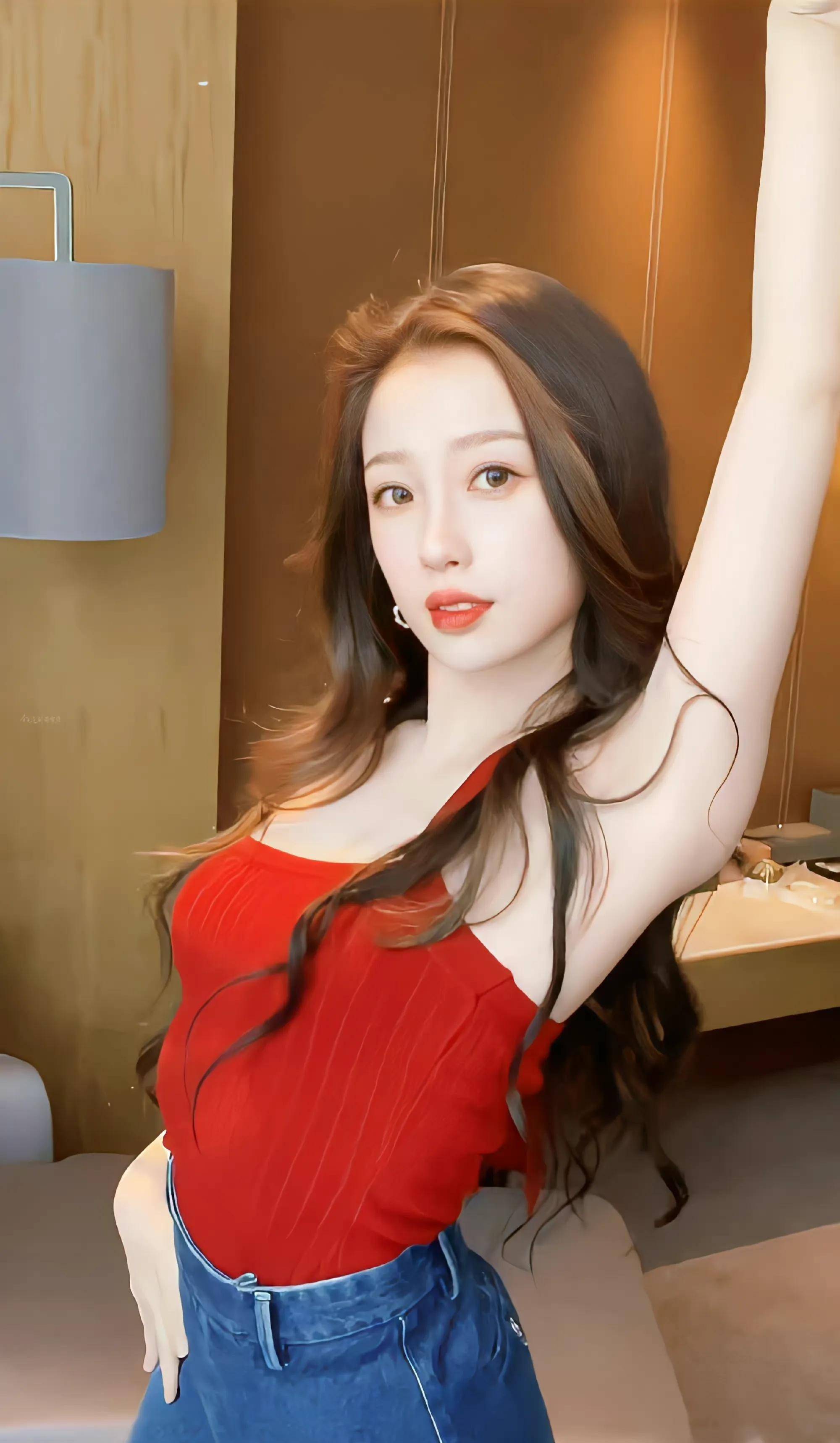 虞书欣穿红色吊带牛仔短裙热舞,栗色卷发热情似火让人神魂颠倒_舞台