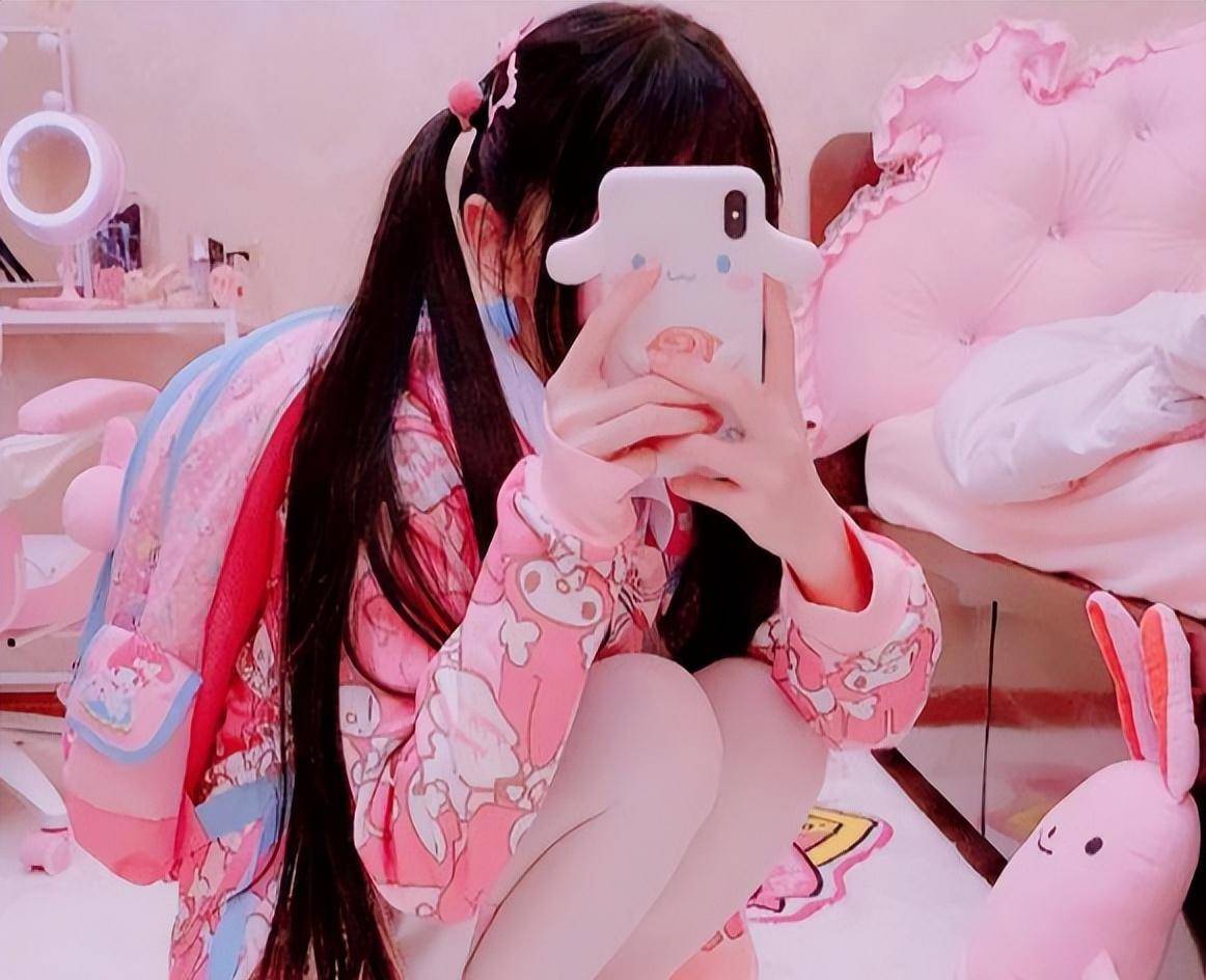 网红蔡萝莉被疑玩擦边,穿黑色连体皮衣跳舞显尴尬,网友:退网吧_所有人