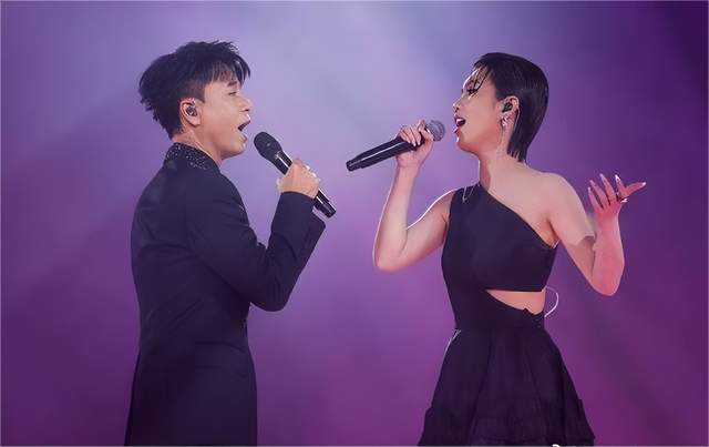 李克勤演唱会燃爆红馆,成龙等众星送花篮助唱,现场收红包引争议_香港