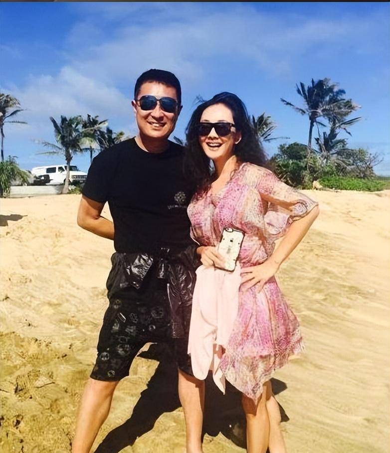 八次上舞台,小品演员里长得最美,出道26年零绯闻,一家近照曝光_牛莉