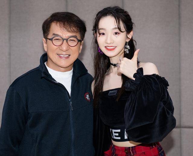 成龙与硬糖少女合照引争议,搭肩搂腰不避嫌,略显亲密遭吐槽_大哥_郑乃