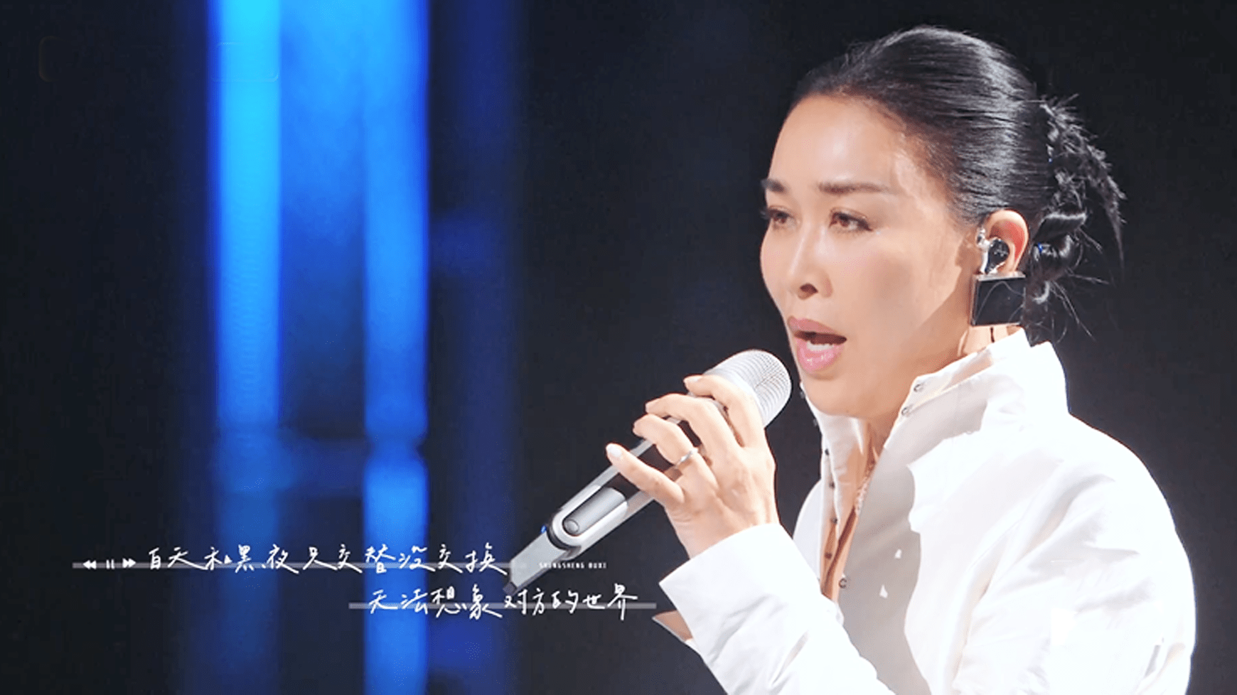 没想到,在这档综艺中,那英和何炅的配合,倒有了不少化学反应.