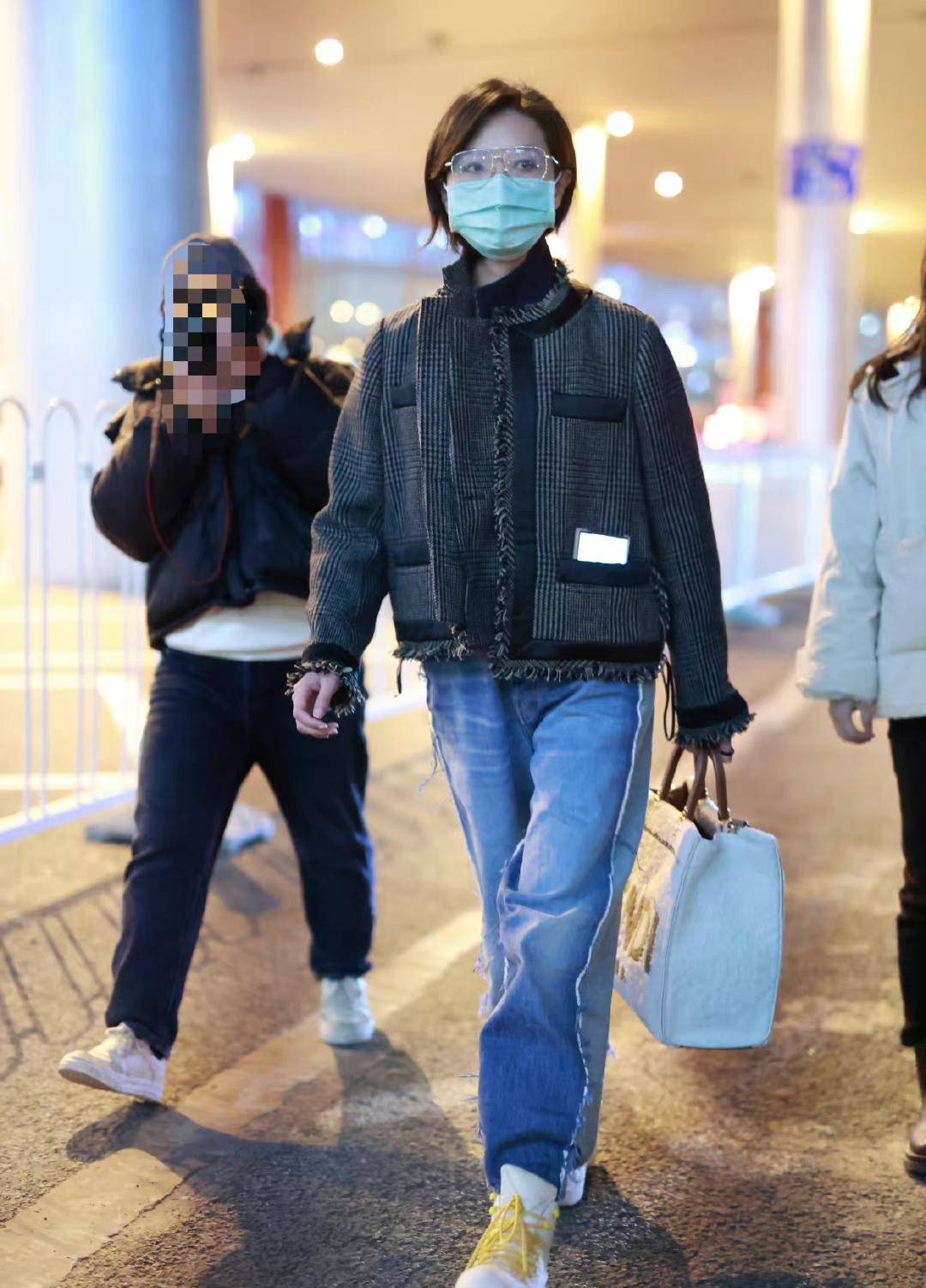 万茜机场穿搭真是下功夫了!