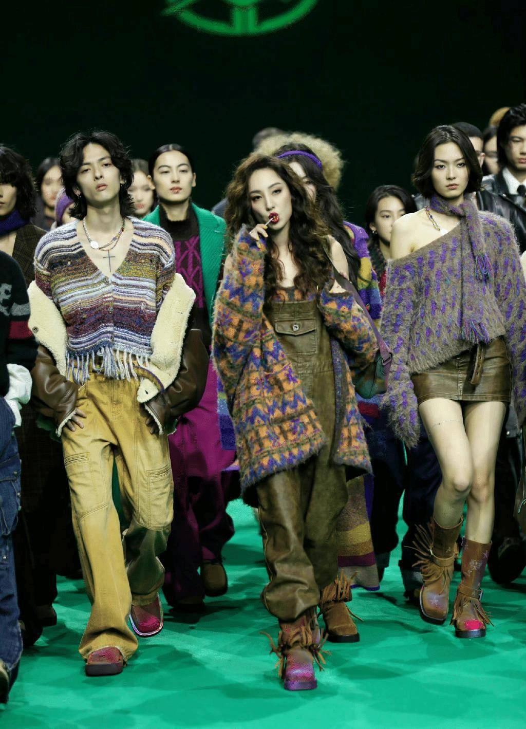 2023上海时装周群星璀璨,39岁陈妍希换风格,获赞:美得惊人_时装秀_张