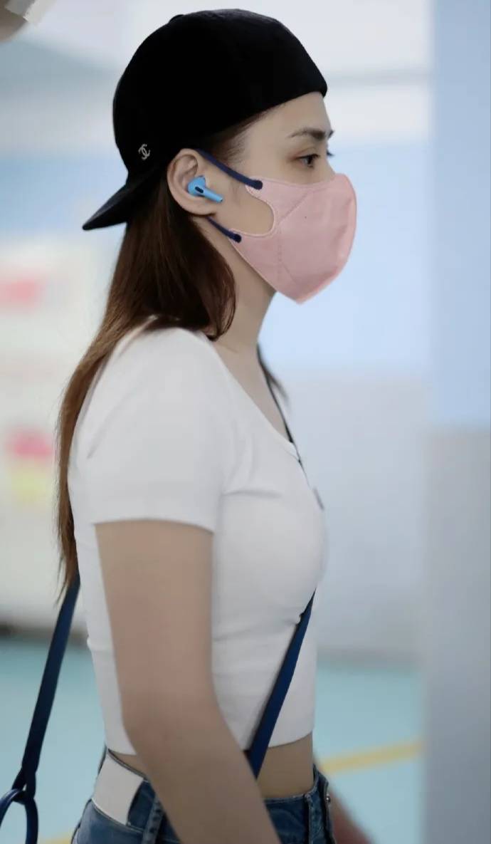 阿娇穿衣越来越潮了,小香风棒棒球帽反着戴,白色露腹装搭配低腰牛仔裤