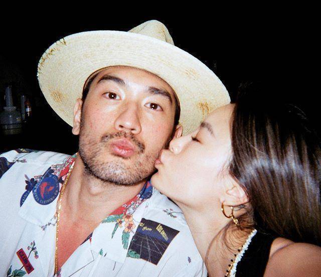 bella开始新生活,和陌生男人嘟嘴合影,场面亲密如恋人_高以翔_关系