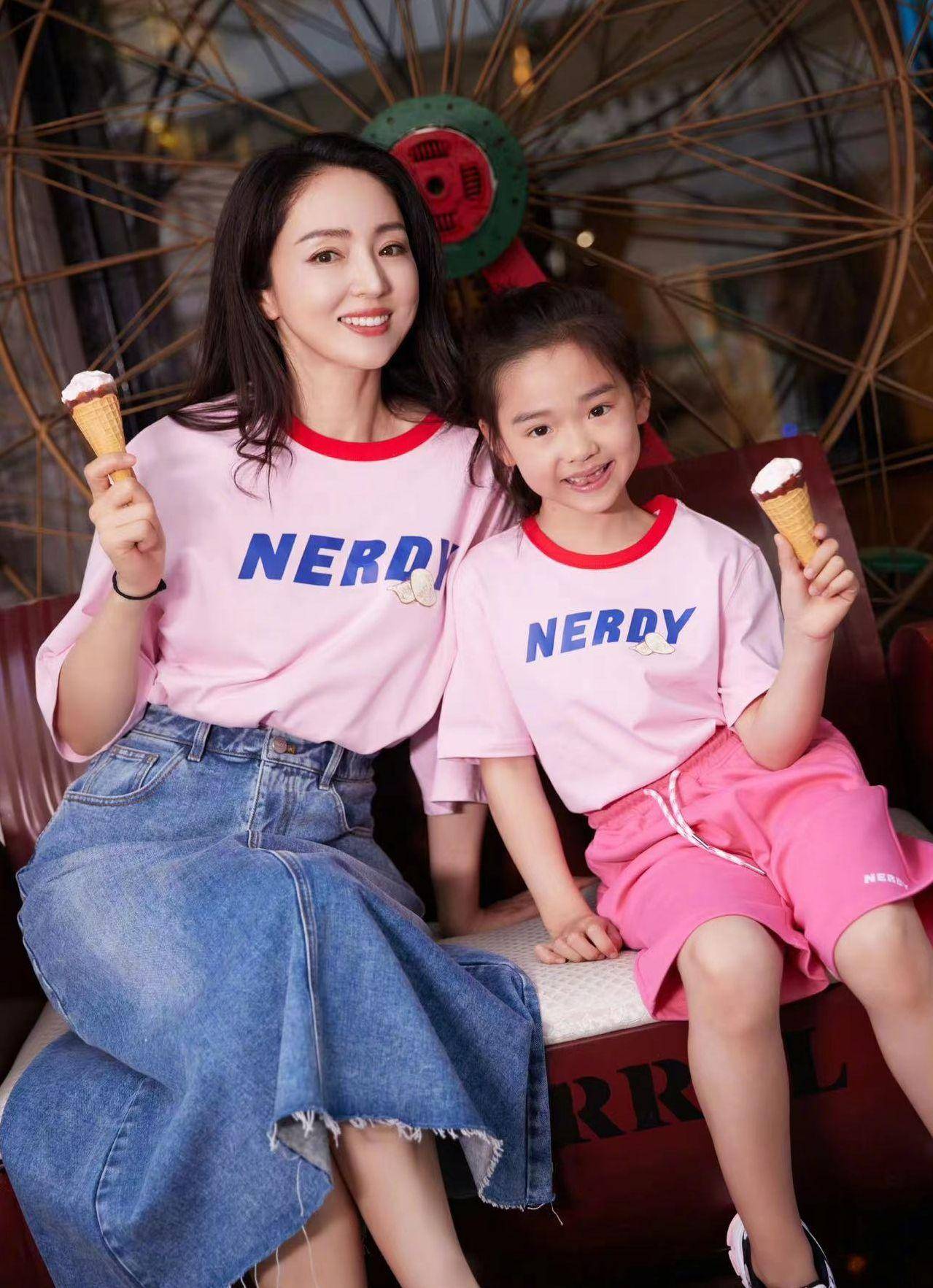 王紫璇晒海边度假随拍 ,穿橙色比基尼疑似被潜规则?_王子涵_董璇_事件